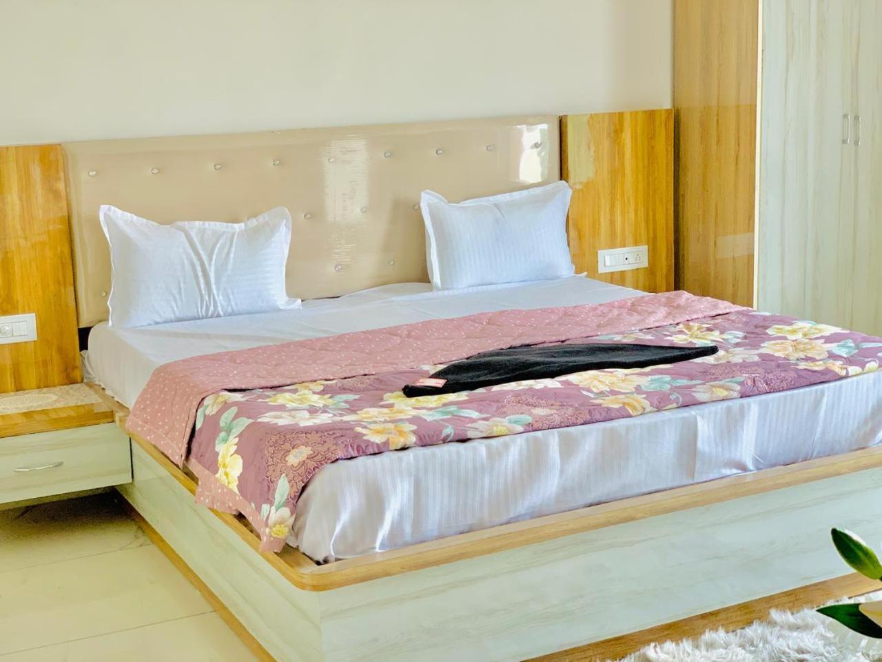 The Silver Tulip Hotel Ludhiana Buitenkant foto